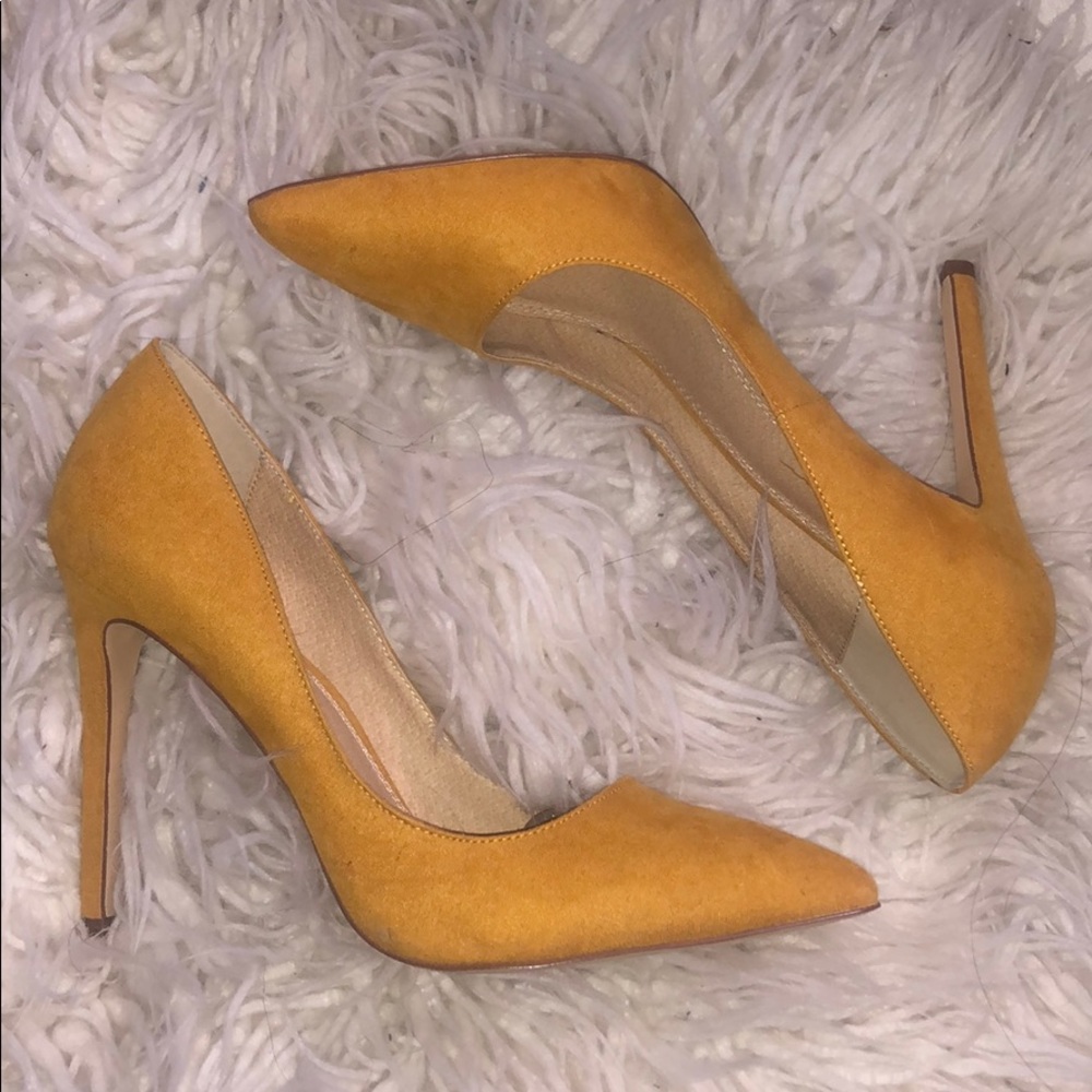 Mustard suede pointed heels size 9